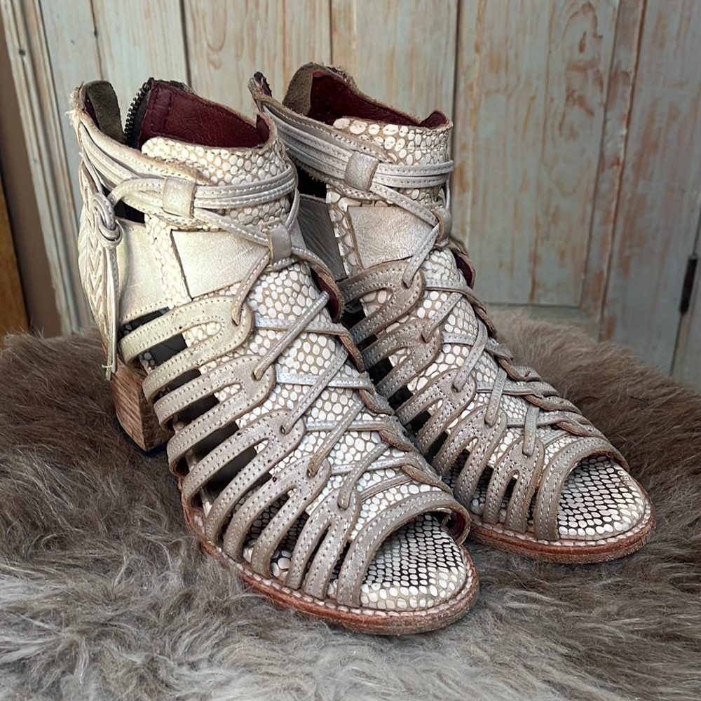 Freebird Wazee Size 7 White Snake